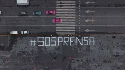 En junio de 2017, periodistas pintaron la frase #SOSPrensa frente a Palacio Nacional de México, en protesta por el asesinato del periodista Salvador Adame