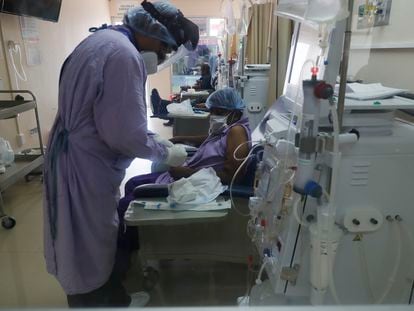 Un trabajador de la salud trata a un paciente de cuidados intensivos en el Hospital General de Cuernavaca durante la nueva pandemia de coronavirus.