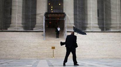 Un hombre pasa frente al Tribunal Supremo de EE UU, en Washington.