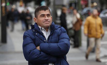 Salvador Alvarenga en la Gran Vía de Madrid antes de la entrevista.