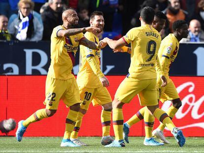 Vidal celebra su gol con Suárez y Messi.