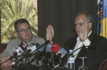 El presidente del Cabildo de La Gomera y senador del PSOE por la isla, Casimiro Curbelo (d), con el vicepresidente del Cabildo, Gregorio Medina