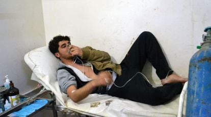 Un hombre en un hospital en ISarmin (Idlib), este martes. 