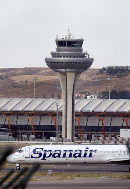 Aeronave de Spanair ante la torre de control del aeropuerto al día siguiente del accidente.