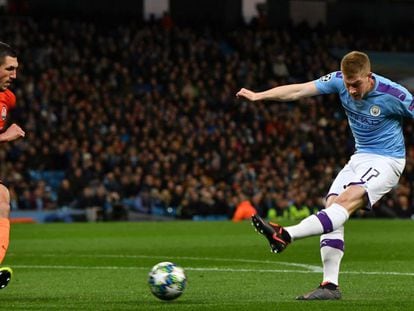 El jugador del Manchester City Kevin De Bruyne dispara a puerta en un partido contra el Shakhtar Donetsk.
