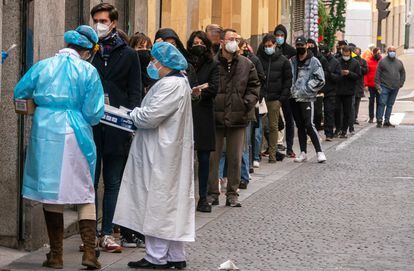 DVD1086 (20/12/2021) Personal sanitario atienda a personas haciendo cola para realizarse una PCR frente al centro de salud Universidad en Malasa–a en Madrid. ANDREA COMAS