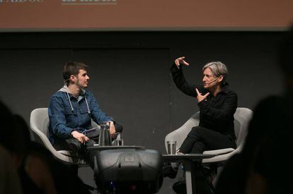 En primer plànol, Judith Batler, amb el sociòleg Miquel Missé.