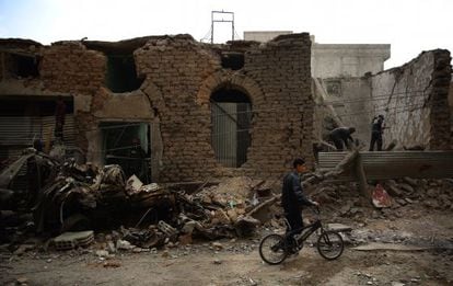 Un joven empuja su bicicleta tras un bombardeo del Gobierno sirio sobre Douma, al este de Damasco, ciudad en manos de los rebeldes.