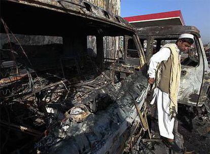 Un hombre observa el lugar del atentado en Peshawar.
