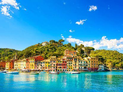 Vista panorámica desde el mar de la localidad turística de Portofino, en la costa de Liguria (Italia).
