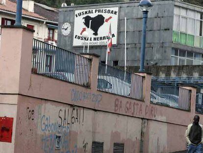 Fachada del Ayuntamiento de Ondarroa con un cartel que pide el acercamiento de presos etarras.