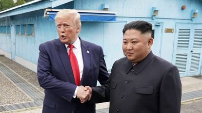 El presidente estadounidense Donald Trump saluda al líder norcoreano Kim Jong Un durante su histórico encuentro en la zona desmilitarizada entre las dos coreas.