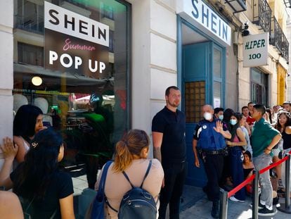 Decenas de jóvenes hacen cola en la pop up que Shein abrió en Madrid el pasado verano.