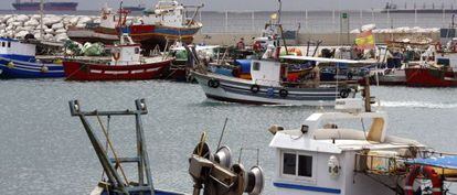 Pesqueros afectados por el conflicto con Gibraltar, en el puerto de La Atunara.