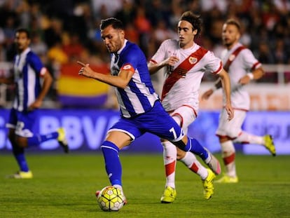 Lucas Pérez encara la portería.