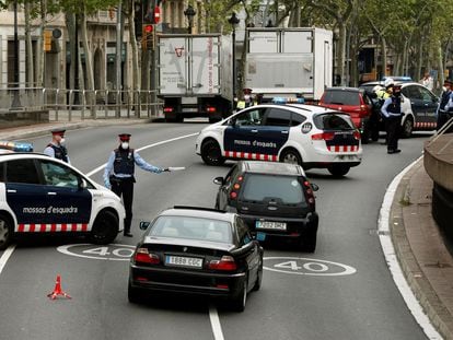 Los Mossos realizan este martes un control a los vehículos en la Gran Vía de Barcelona.