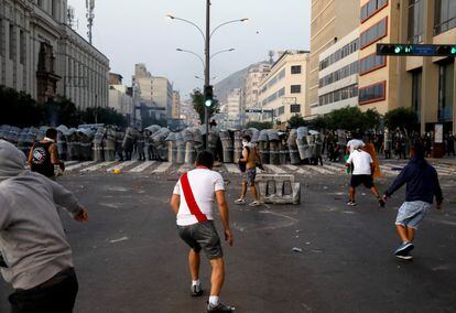 El 5 de abril de 2022, ante una ola de manifestaciones por el alza de precios, Castillo decretó un estado de alarma en Lima, que prohibía a los habitantes de la capital salir a las calles. Tras el anuncio de la medida, las protestas se multiplicaron, y la furia se extendió al resto del país. En la imagen, un grupo de manifestantes se enfrenta a la policía antidisturbios en el centro de Lima, horas después de que Castillo decretara el estado de alarma.