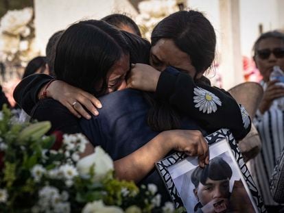 Familiares de Oscar Ernesto Rojas Alvarado se abrazan durante su entierro en el panteón de Malpaso.