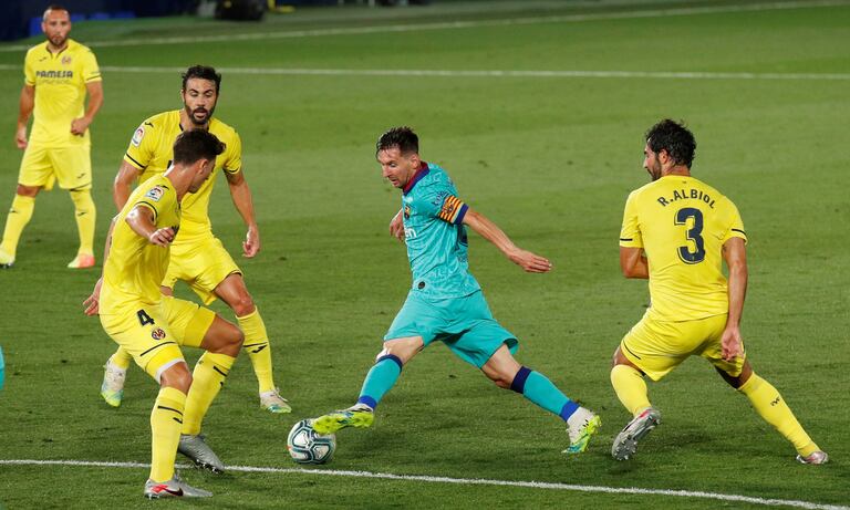 Messi, rodeado de jugadores del Villarreal.