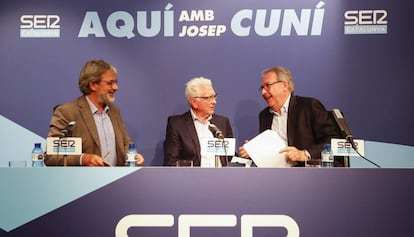 Josep Cuní, a la dreta, amb Daniel Gavela, director de la SER, i Jaume Serra, director de SER Catalunya.