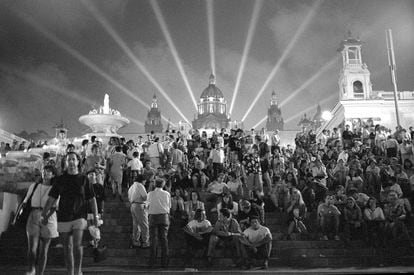 Una folla osserva la scena della Fontana Magica di Montjuïc a Barcellona durante la celebrazione dei Giochi Olimpici del 1992. 