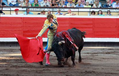 Román, en un derechazo al primer toro de la tarde.