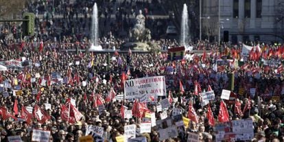 Manifestantes contra la refoma laboral del Gobierno, a su paso ayer por Cibeles (Madrid).