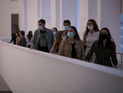 Visitants amb mascareta a l'interior del MACBA, aquest dissabte durant la Nit dels Museus. 