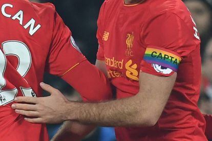 El centrocampista del Liverpool Jordan Henderson luciendo un brazalete en apoyo de los jugadores e hinchas homosexuales durante un partido de la Premier League inglesa en noviembre pasado