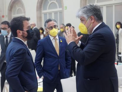 Pere Aragonès, candidato de ERC, conversa con Albert Batet (Junts) ante la presencia del 'conseller' Ramon Tremosa.