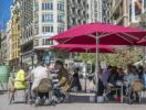 12/04/2021 Varias personas en la terraza de un bar, el día en que se amplían a seis los comensales por mesa, a 12 de abril de 2021, en Valencia, Comunidad Valenciana (España). A partir de hoy, seis personas podrán sentarse juntas en bares y terrazas. También se flexibilizan las restricciones en las residencias inmunizadas, pero se mantienen el resto de medidas en lo que a horarios y aforos interiores se refiere en comercios, hostelería o centros deportivos.  SOCIEDAD  Jorge Gil - Europa Press