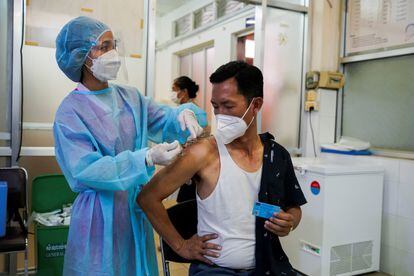 Un hombre recibe la vacuna AstraZeneca contra la covid-19 en un hospital de Phnom Penh.
