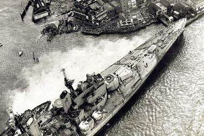El acorazado británico <i>HMS Vanguard</i> encallado en el Point, Old Portsmouth (agosto de 1960).