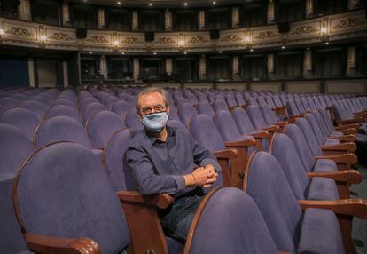 El director del festival, Juan Antonio Vigar, en el patio de butacas del Teatro Cervantes en la edición de 2020. A su derecha, una de las butacas 'vaciadas' por la reducción de aforo durante la pandemia.