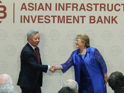 Michelle Bachelet, junto al presidente del BAII, Jin Liqun.