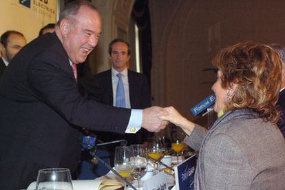 El embajador de EE UU en España, Eduardo Aguirre, saluda a la presidenta de la Comunidad de Madrid, Esperanza Aguirre, en el acto de esta mañana.