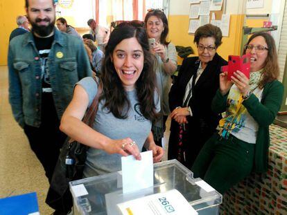 Anna Saliente, candidata a la alcaldía de Barcelona por la CUP, vota este domingo en Barcelona.