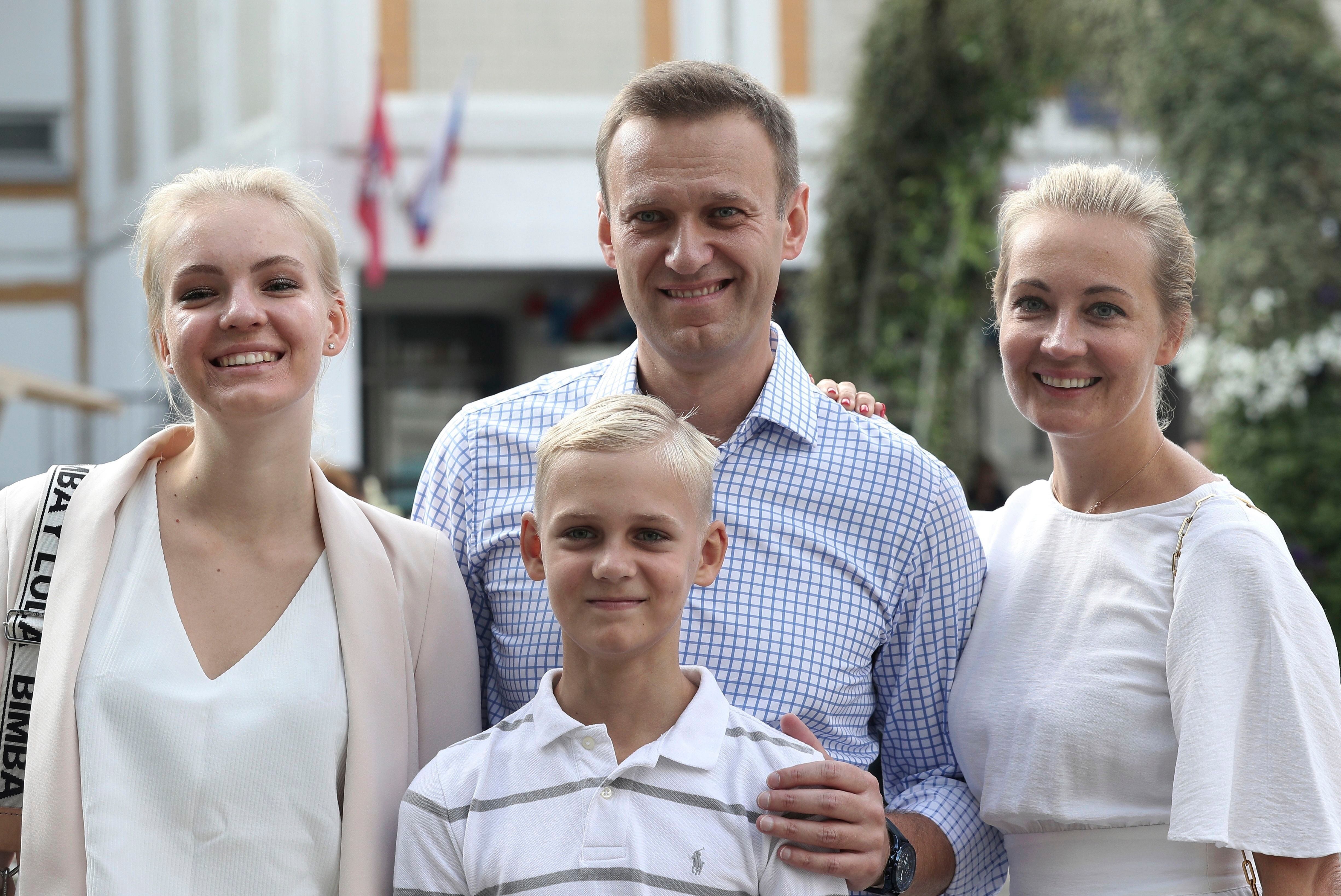 El opositor ruso Alexéi Navalni, junto a su esposa, Yulia, y sus hijos, Daria y Zakhar, tras votar en 2019. 