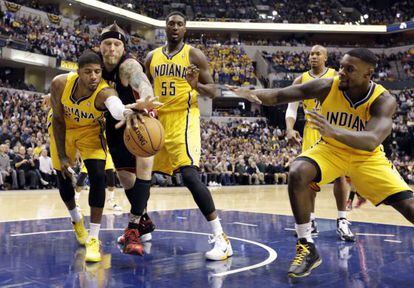 Chris Andersen, de Miami Heat, trata de controlar un rebote ante Paul George, Roy Hibbert y Lance Stephenson.