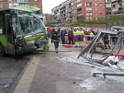 El autobús dañado tras el accidente.