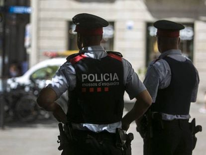 Dos agents dels Mossos d&#039;Esquadra a Barcelona.  