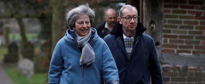 Theresa May junto a su marido Philip saliendo de la iglesia cerca de High Wycombe.