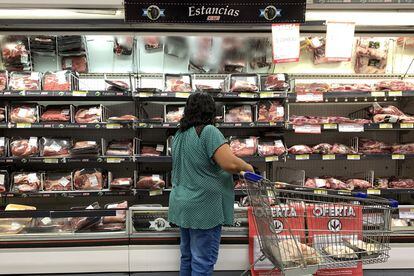 Una cliente mira los precios de la carne en un supermercado en Buenos Aires, el pasado 9 de febrero.