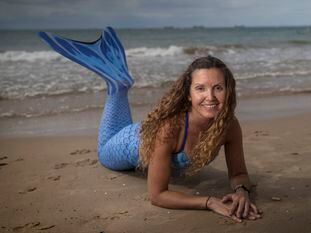 Susanna Seuma, directora de la Sirenas Mediterranean Academy, posa con su cola de sirena en la playa del Miracle de Tarragona.