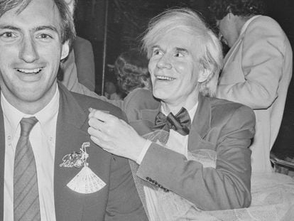 Andy Warhol con el que fue su pareja, el ejecutivo Jon Gould. 'The Andy Warhol Diaries'.