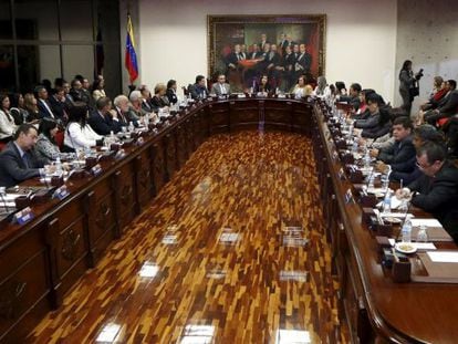 El nuevo Tribunal Supremo venezolano, nombrado por la Asamblea saliente, durante su primera reuni&oacute;n en Caracas.