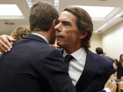 FOTO: Casado abraza a Aznar en la comisión sobre la supuesta financiación ilegal del PP el pasado martes en el Congreso. / VÍDEO: Comparecencia de Aznar en la comisión de investigación del Congreso, el pasado martes.