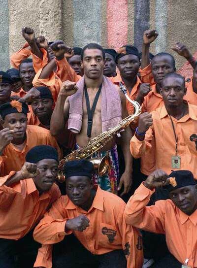 El saxofonista nigeriano Femi Kuti y su grupo Positive Force.