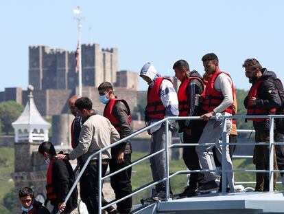 Un grupo de inmigrantes llega este martes al puerto de Dover, en la costa inglesa.