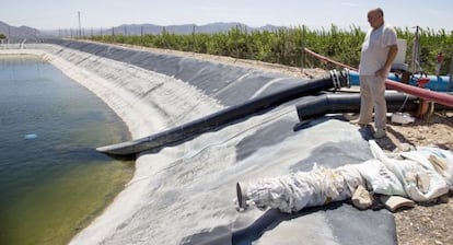 Un regante en un depósito de La Murada (Alicante).